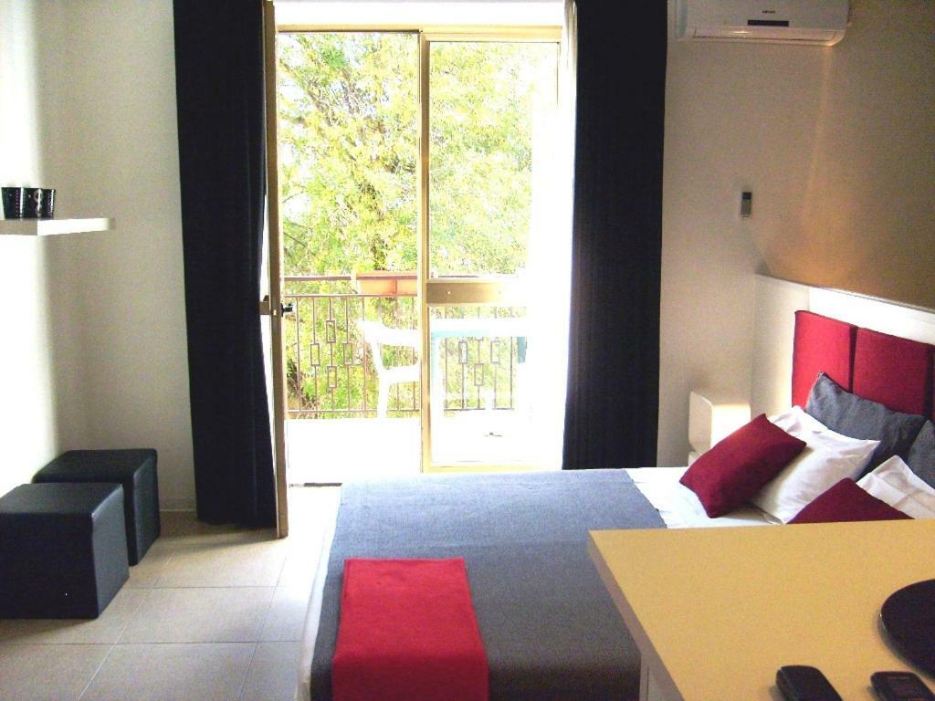 I Cugi Metropolis Apartment Bronte Bagian luar foto